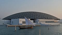 متحف اللوفر أبوظبي في الإمارات.