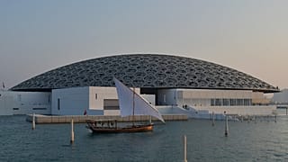 متحف اللوفر أبوظبي في الإمارات.