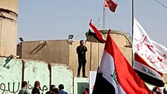عراقيون يتظاهرون أمام السفارة التركية في بغداد للمطالبة بانسحاب الجيش التركي من شمال العراق 18 أكتوبر/ تشرين الأول 2016