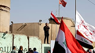 عراقيون يتظاهرون أمام السفارة التركية في بغداد للمطالبة بانسحاب الجيش التركي من شمال العراق 18 أكتوبر/ تشرين الأول 2016