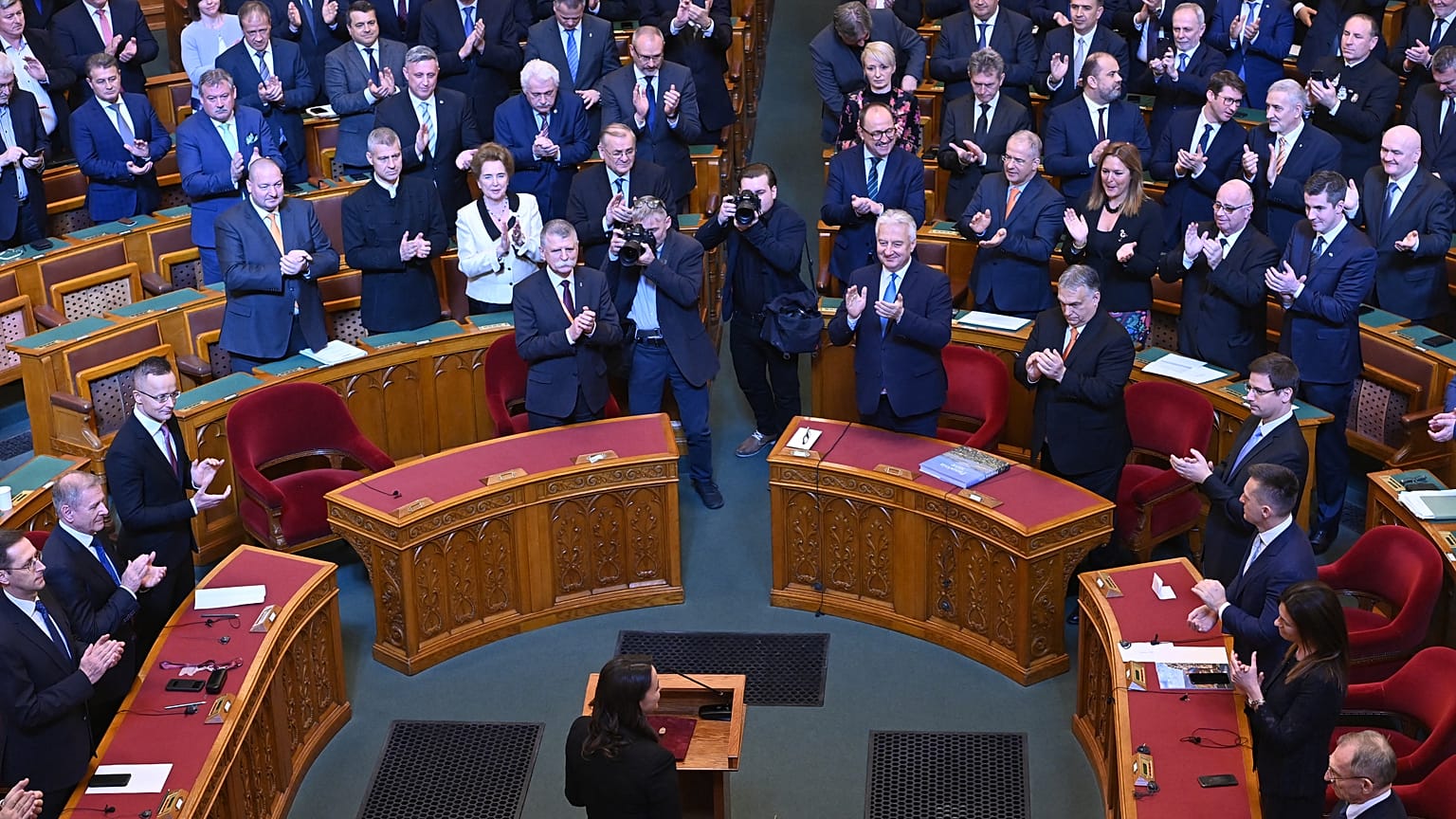 La présidente hongroise, Katalin Novak, prête serment devant le parlement, le 10 mars 2022