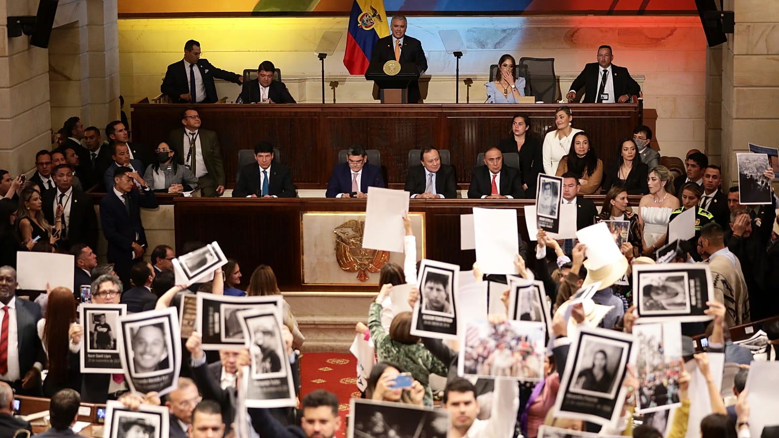 Legisladores sostienen fotos de personas desaparecidas durante el conflicto interno de Colombia en el Congreso en Bogotá, Colombia, el miércoles 20 de julio de 2022.