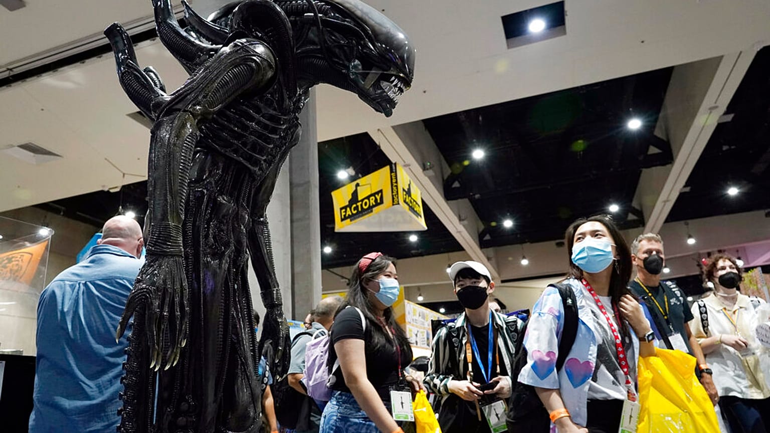 Des visiteurs de la convention observent une réplique taille réelle d'un monstre de la série de films  "Alien".