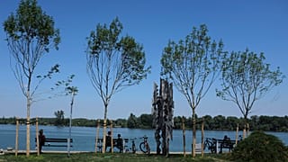 Des personnes se reposant sur la rive du Danube lors d'une journée ensoleillée à Belgrade, en Serbie, samedi 23 mai 2020.