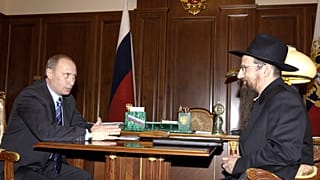 الرئيس الروسي فلاديمير بوتين يتحدث مع كبير حاخامات روسيا بيرل لازار خلال اجتماعهما في الكرملين في موسكو في 25 أكتوبر / تشرين الأول 2004.