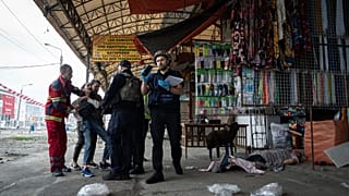 سابينا تبكي على زوجها أرتيم بوجوريليتس "الجثة الملقاة على الأرض" بعد مقتله في قصف روسي على سوق باراباشوفو. خاركيف- أوكرانيا