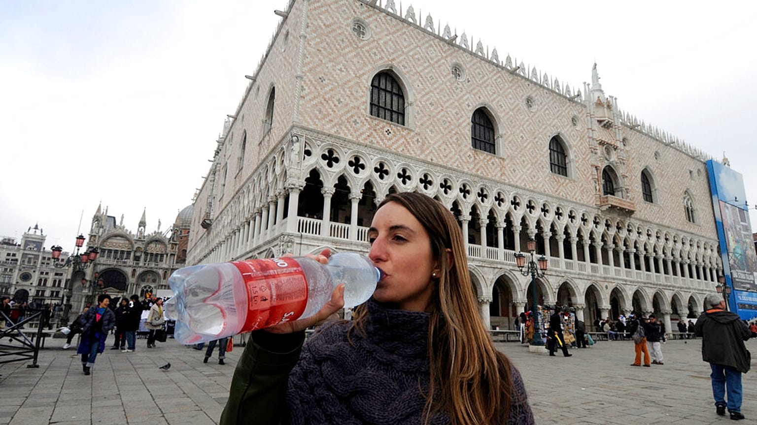 Venedik'ten turistlere uyarı: Plastik şişe yerine çeşmelerden su için