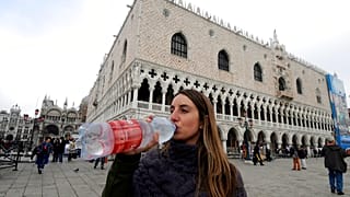Venedik'ten turistlere uyarı: Plastik şişe yerine çeşmelerden su için