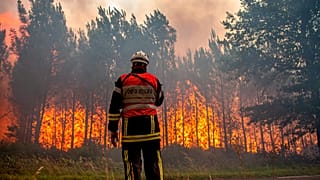 Bombero francés actuando en uno de los incendios en Gironde, en el suroeste de Francia.