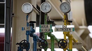 Трубы регазификационного завода Enagas в Барселоне, старейшего в континентальной Европе