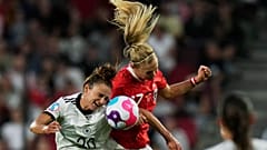 Deutschlands Torschützin Lina Magull im Zweikampf mit Sarah Puntigam