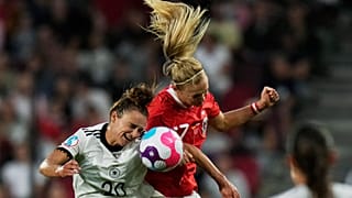 Deutschlands Torschützin Lina Magull im Zweikampf mit Sarah Puntigam