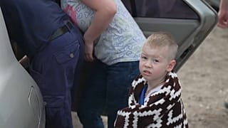 Kind auf dem Rückweg in russische besetztes Gebiet in der Ukraine