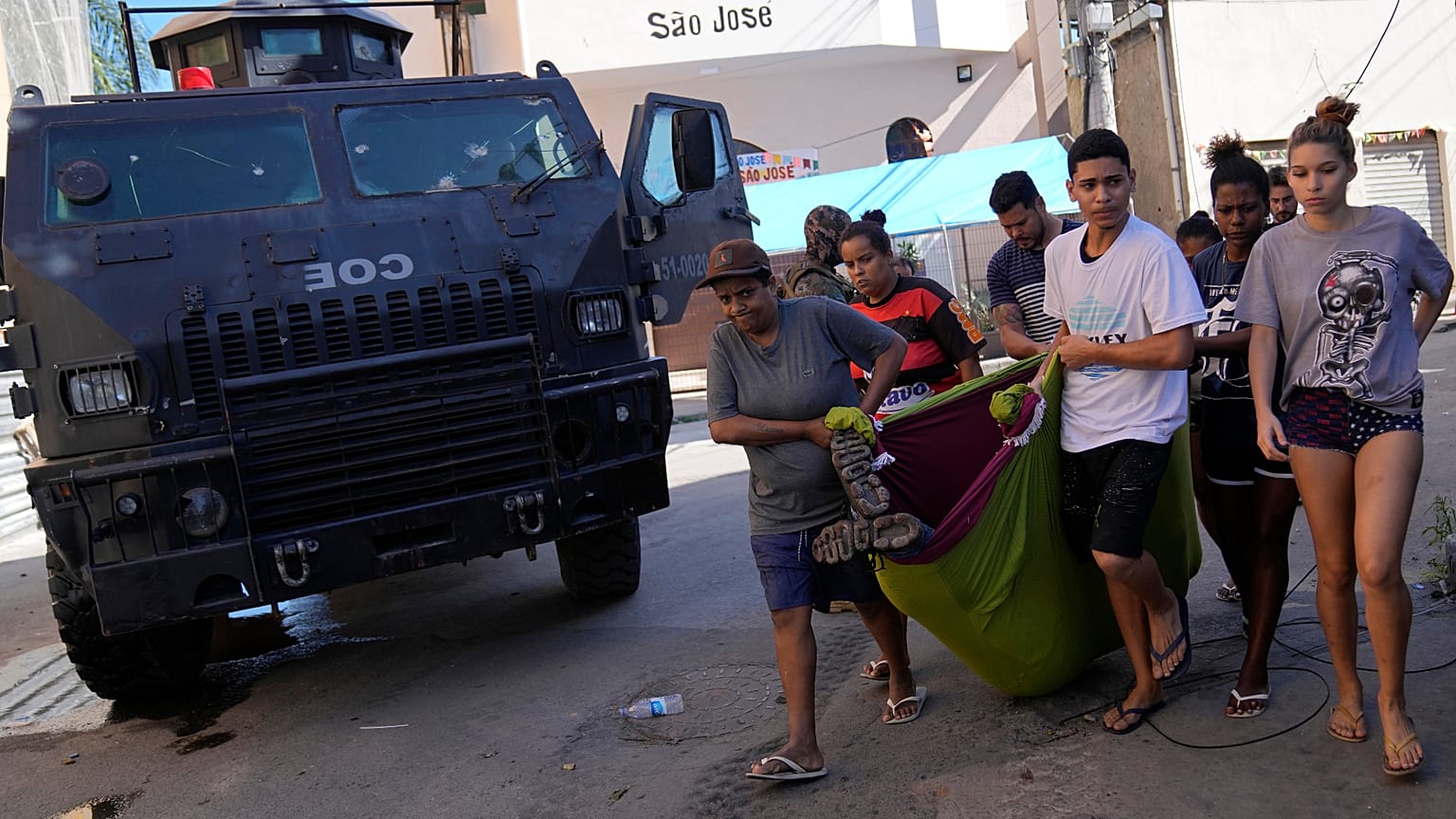 Des habitants transportent un corps dans la favela Complexo do Alemao à Rio de Janeiro, au Brésil, jeudi 21 juillet 2022.