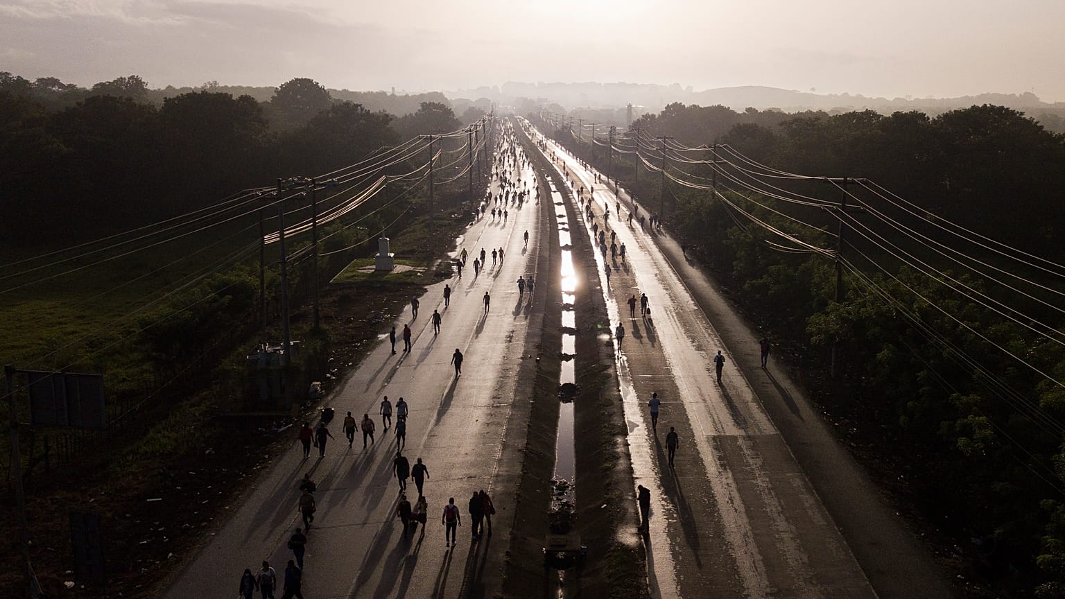 Viajeros caminan a lo largo de la Carretera Panamericana debido a los bloqueos establecidos por los manifestantes que se manifiestan contra la inflación