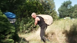 El empleado de la carbonería transporta un saco de carbon, Leipzig, Alemania, 21/7/2022