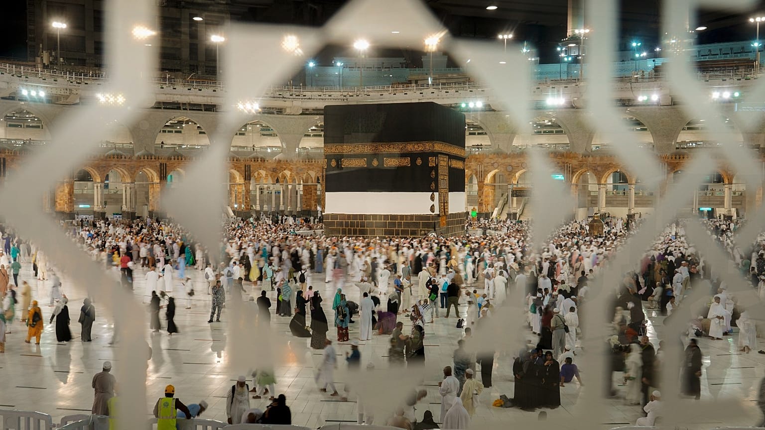 قال الأمن السعودي إن شرطة مكة أحالت إلى النيابة العامة مواطنا متواطئا قام بنقل وتسهيل دخول أحد الصحفيين (غير المسلمين) إلى العاصمة المقدسة