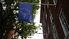 Eine europäische Flagge weht neben einem leeren Fahnenmast vor dem Europahaus in London, 14.10.2021