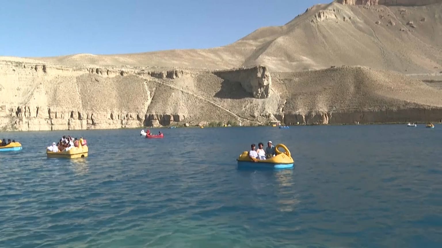 Los afganos disfrutando de los lagos  Band-e Amir 