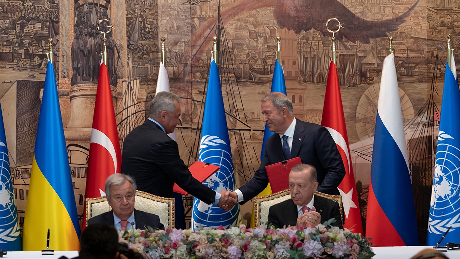 وزيرا الدفاع الروسي شويغو، والتركي آكار، وأمامهما الرئيس التركي إردوغان والأمين العام للأمم المتحدة غوتيريش  