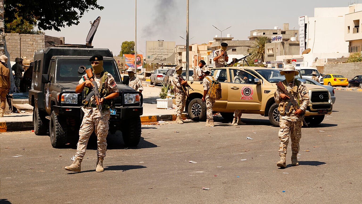 القوات والمركبات التابعة للجيش الليبي تتمركز في أحد شوارع العاصمة طرابلس يوم الجمعة، 22 يوليو 2022.