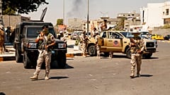القوات والمركبات التابعة للجيش الليبي تتمركز في أحد شوارع العاصمة طرابلس يوم الجمعة، 22 يوليو 2022.