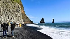 Der schwarze Sandstrand Reynisfjara im Süden Islands