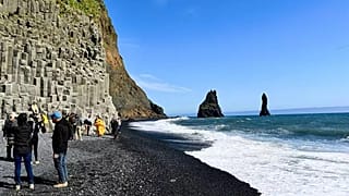 Der schwarze Sandstrand Reynisfjara im Süden Islands