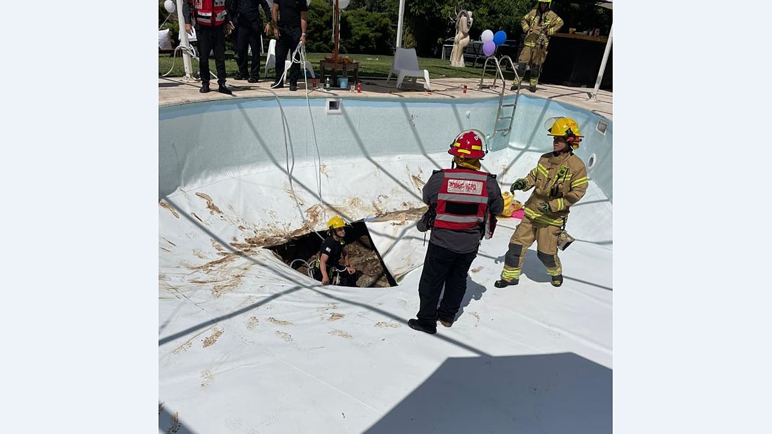 Ein Loch im Swimming Pool in Israel verschluckt einen 32-Jährigen