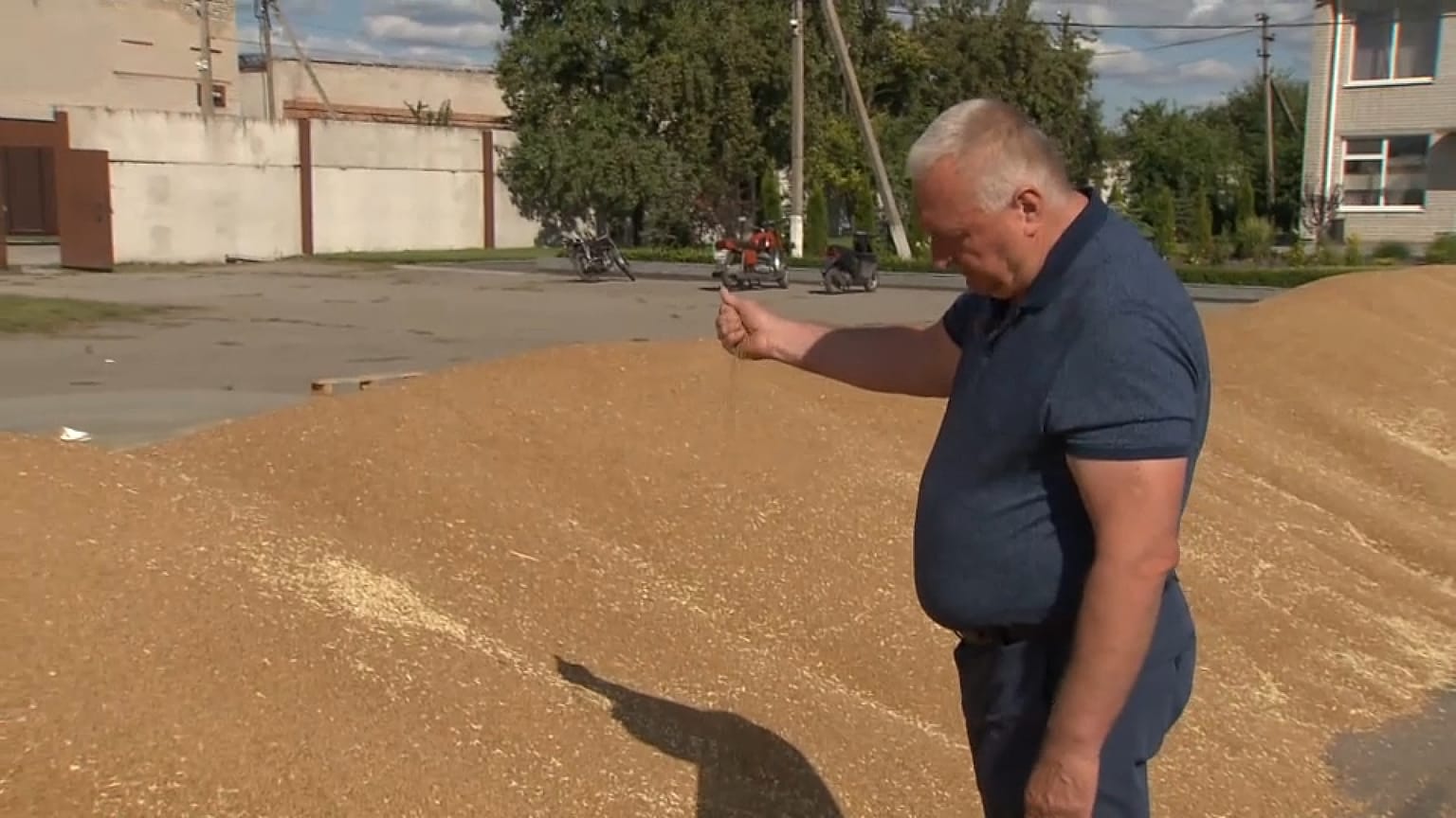 Anatoli Gajvoronskii, agricultor ucraniano, muestra sus almacenes al límite de su capacidad