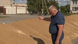 Anatoli Gajvoronskii, agricultor ucraniano, muestra sus almacenes al límite de su capacidad