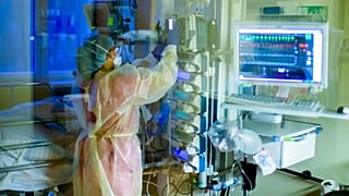 Auf einer Corona-Intensivstation in Deutschland