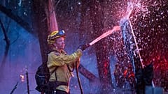 Feuerwehrmann im Kampf gegen einen Waldbrand