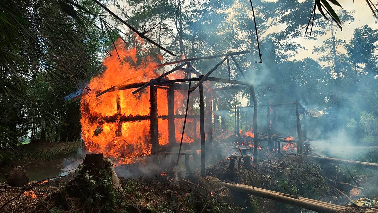 Sur cette photo d'archive datant du 7 septembre 2017, des maisons sont en feu dans le village de Gawdu Zara, dans le nord de l'État de Rakhine, en Birmanie.
