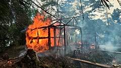 Sur cette photo d'archive datant du 7 septembre 2017, des maisons sont en feu dans le village de Gawdu Zara, dans le nord de l'État de Rakhine, en Birmanie.