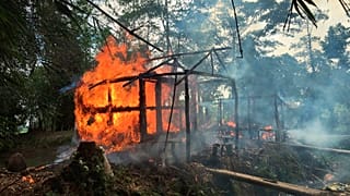 Sur cette photo d'archive datant du 7 septembre 2017, des maisons sont en feu dans le village de Gawdu Zara, dans le nord de l'État de Rakhine, en Birmanie.