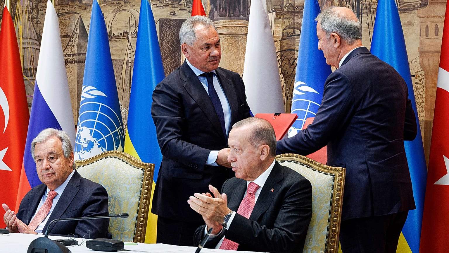 Sergei Shogu, ministro da Defesa da Rússia, de pé, com o ministro da Defesa turco, Hulusi Akar
