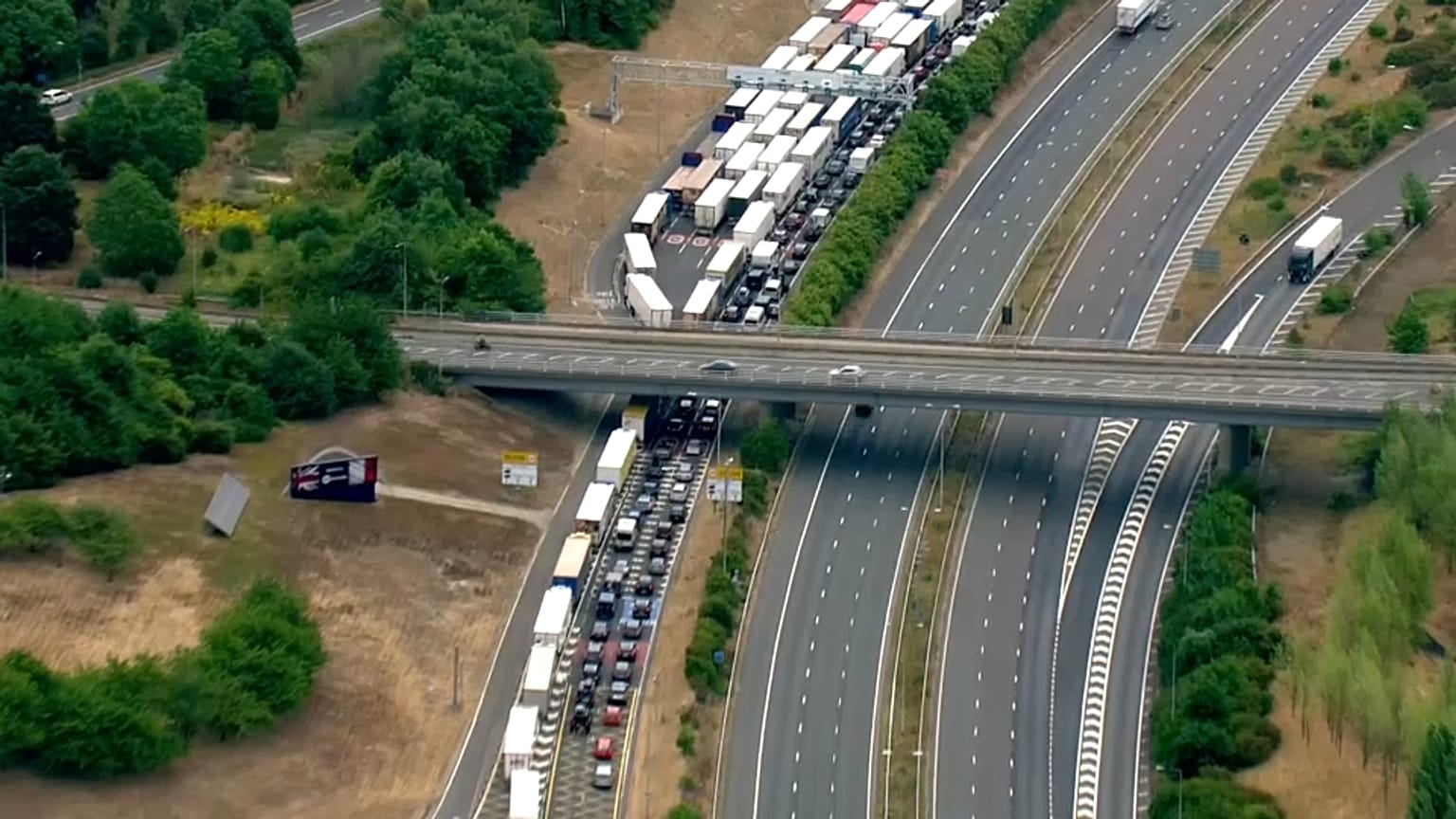 Több kilométeres sorok a Dover előtti autópályán