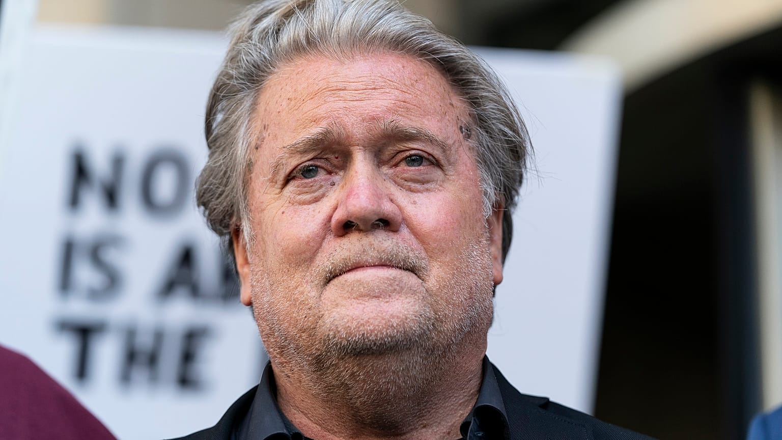 Steve Bannon egy washingtoni bíróság épülete előtt, miután bűnösnek nyilvánította az esküdtszék