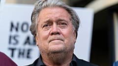 Steve Bannon egy washingtoni bíróság épülete előtt, miután bűnösnek nyilvánította az esküdtszék