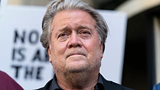 Steve Bannon egy washingtoni bíróság épülete előtt, miután bűnösnek nyilvánította az esküdtszék