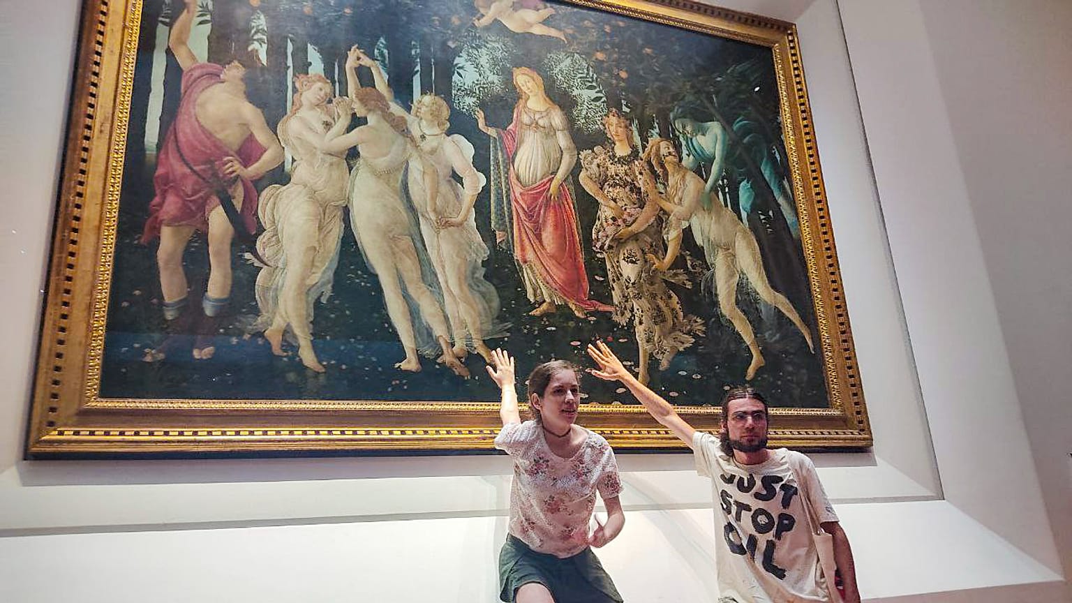 Deux militants du groupe écologiste Ultima Generazione se sont collés au tableau de Sandro Botticelli à Florence.