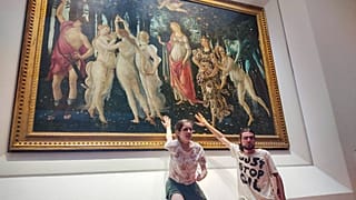 Deux militants du groupe écologiste Ultima Generazione se sont collés au tableau de Sandro Botticelli à Florence.
