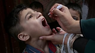 Un trabajador sanitario administra una vacuna contra la polio a un niño en Peshawar, Pakistán, el lunes 27 de junio de 2022.