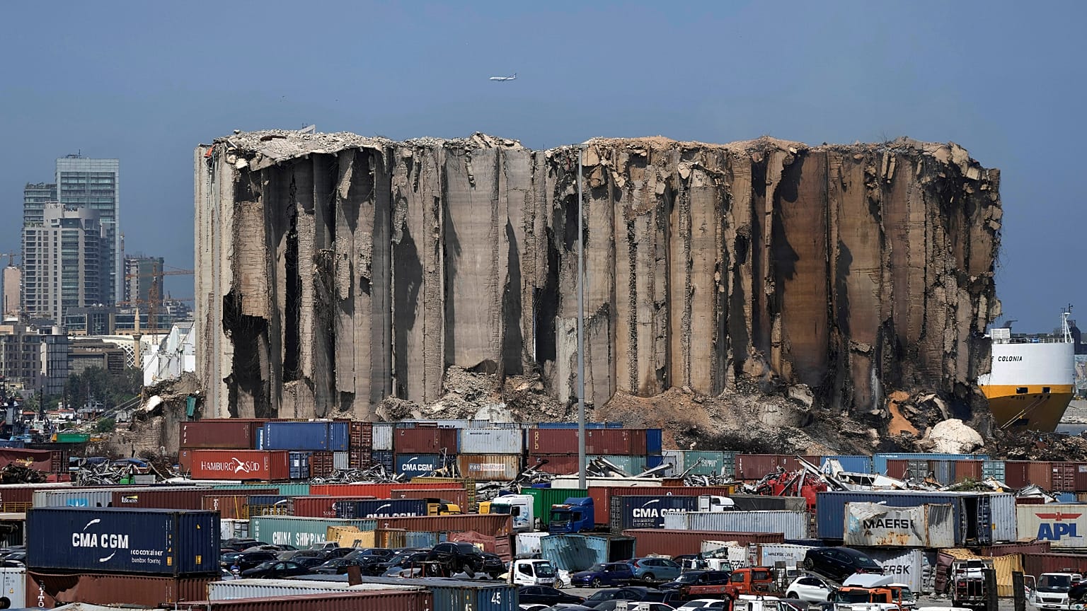 Os silos de cereais no porto de Beirute