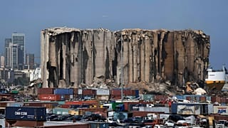 Os silos de cereais no porto de Beirute