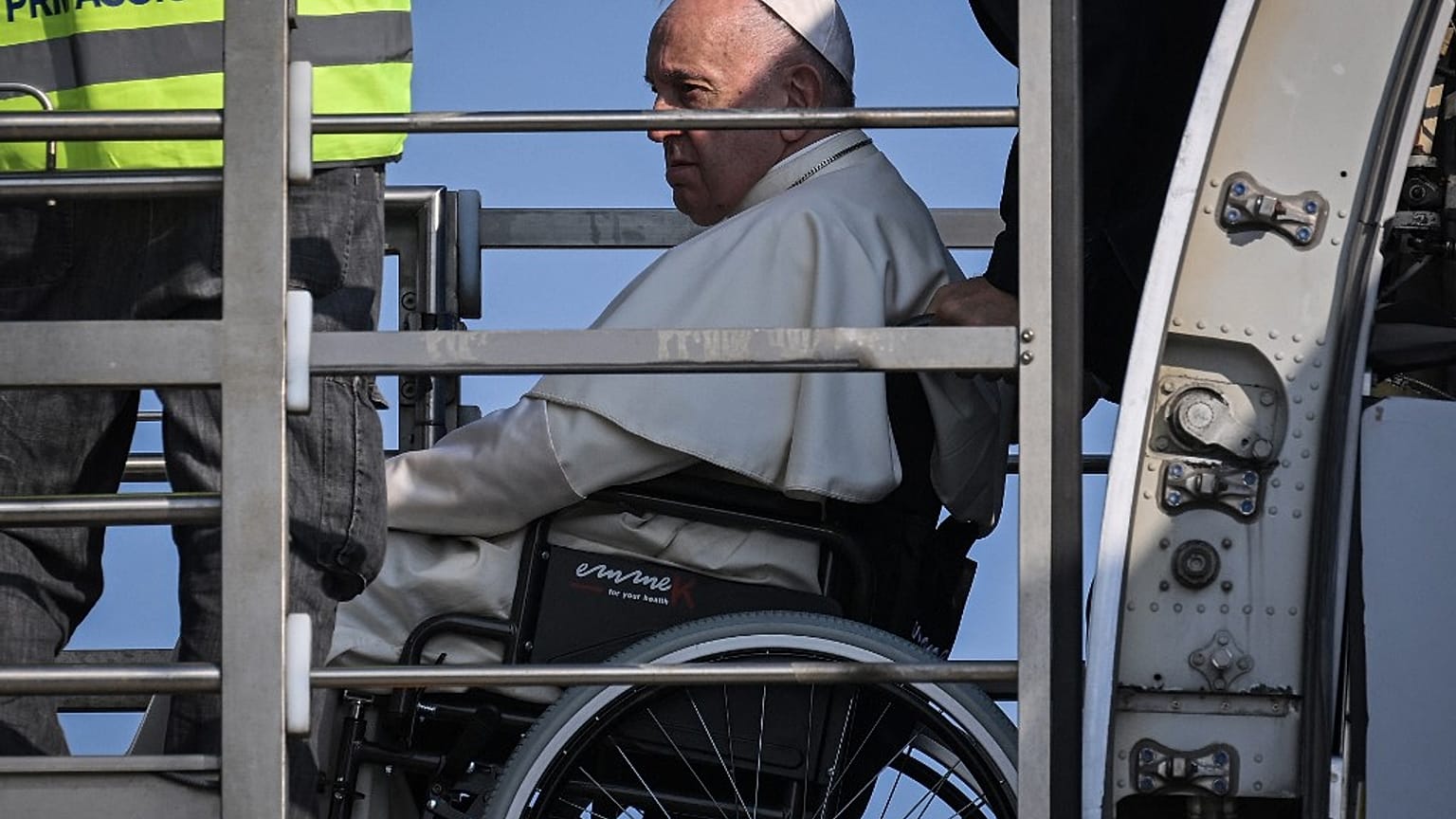 Papst beim Einstieg ins Flugzeug nach Kanada 