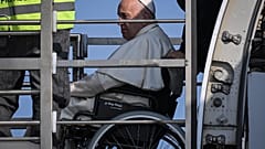 Papst beim Einstieg ins Flugzeug nach Kanada 