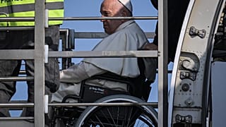 Papst beim Einstieg ins Flugzeug nach Kanada