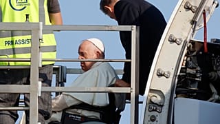 El papa Francisco llega al aeropuerto internacional Leonardo da Vinci de Roma el 24 de julio de 2022 para embarcar en su vuelo a Edmonton, Canadá.